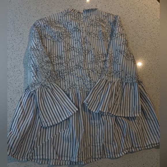 Zara Woman’s blouse with bell 2/3 sleeves. Bodice of shi try has a lace overlay - Picture 4 of 9